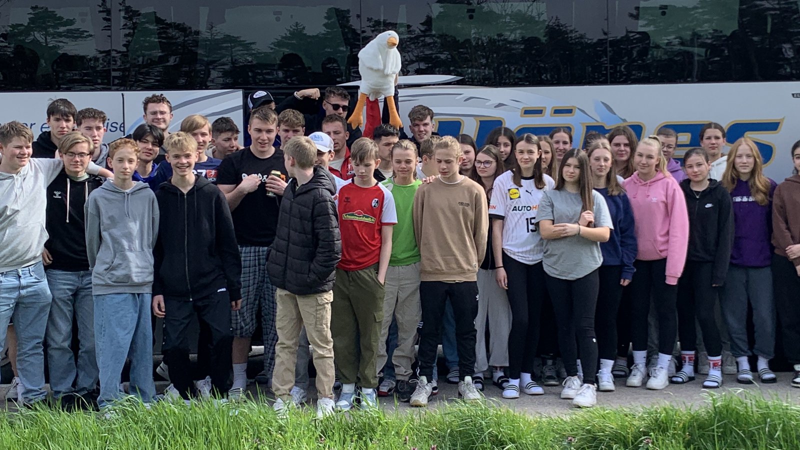 Insgesamt 44 Spielerinnen und Spieler des HC Metter-Enz haben mit dem Bus die rund 500 Kilometer weite Fahrt nach Prag absolviert. Foto: privat