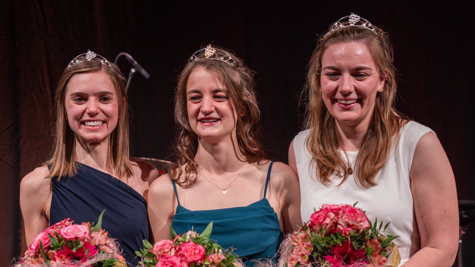 Wer folgt auf die amtierenden Weinhoheiten (von links) Manuela, Natalie und Anna? Foto: SIP Wer folgt auf die amtierenden Weinhoheiten (von links) Manuela, Natalie und Anna? Foto: SIP