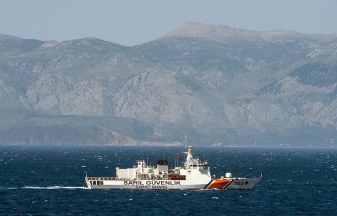 Die Küstenwache kam den Menschen bei dem Unglück vor der Insel Zypern zu Hilfe.<span class='image-autor'>John Macdougall/dpa</span>