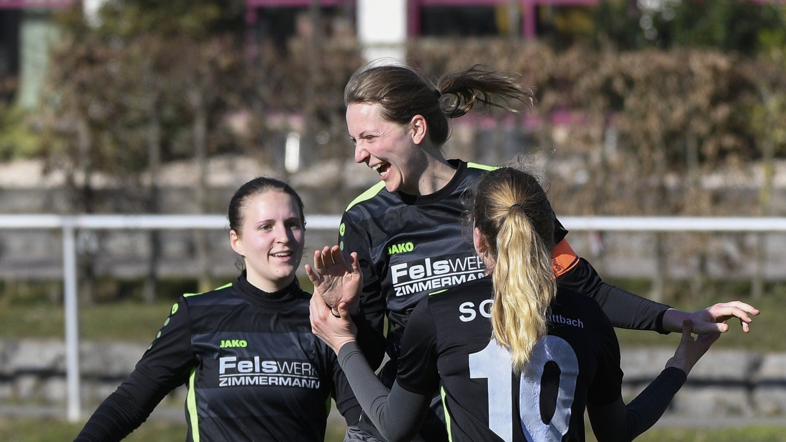 Freuen sich über den Erfolg gegen Kornwestheim: (von links) Carina Wagner, Christine Dertinger und Christina Knapp Foto: Leitner