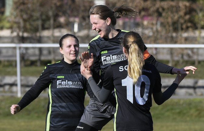Freuen sich über den Erfolg gegen Kornwestheim: (von links) Carina Wagner, Christine Dertinger und Christina Knapp <span class='image-autor'>Foto: Leitner</span>