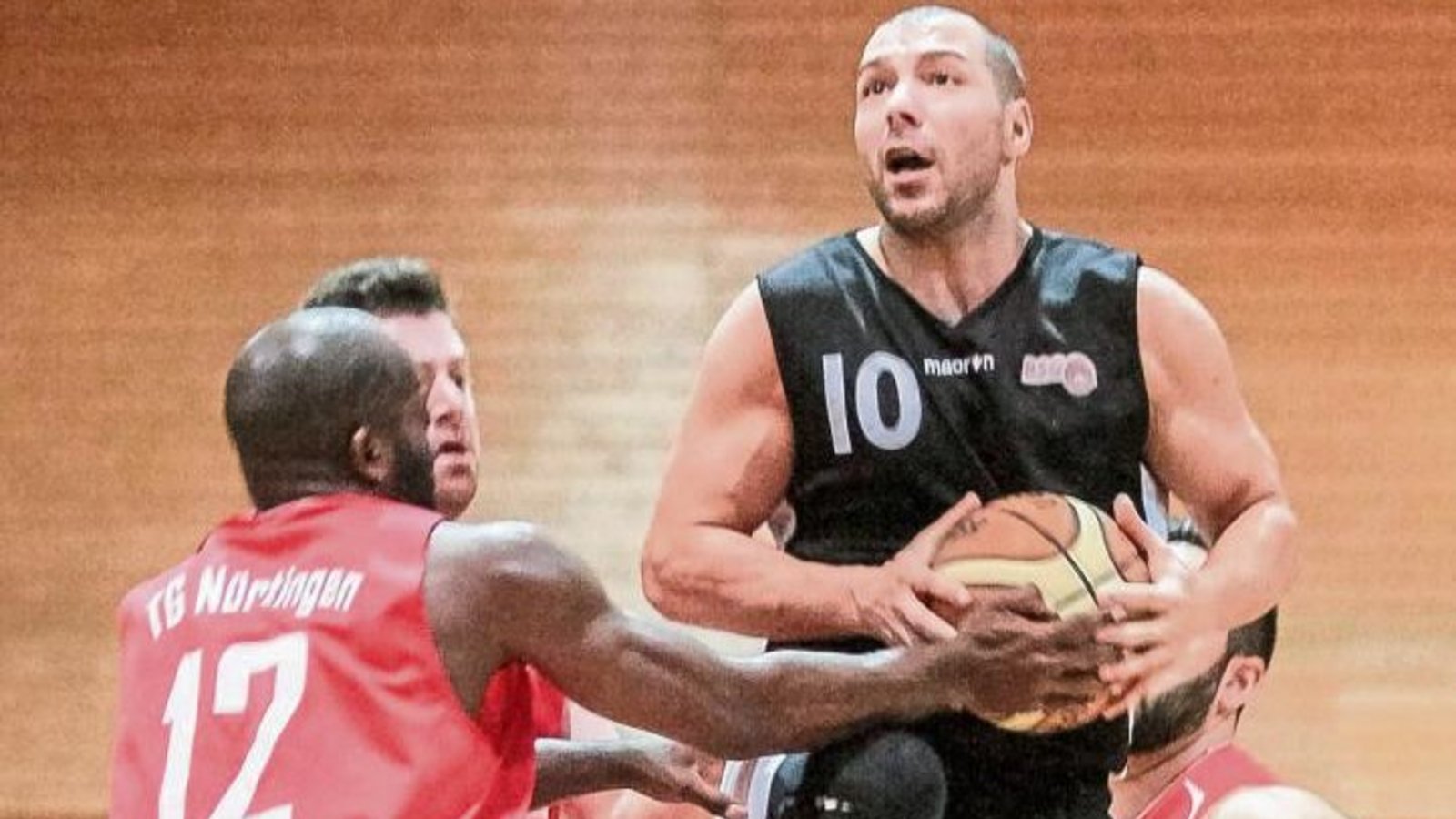 BSG-Spielertrainer Themis Koupidis (Mitte) ist nach seiner Sprunggelenksverletzung wieder für Vaihingen/Sachsenheim im Einsatz. Foto: Simecek