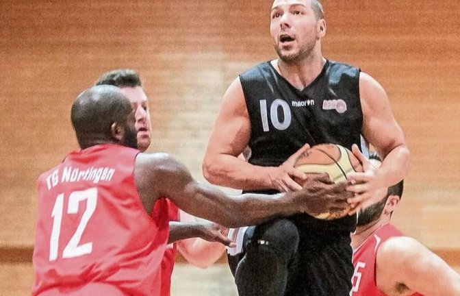 BSG-Spielertrainer Themis Koupidis (Mitte) ist nach seiner Sprunggelenksverletzung wieder für Vaihingen/Sachsenheim im Einsatz. Foto: Simecek