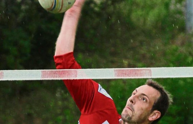 Marc Krüger war vor allem mit seinen druckvollen Angaben dafür verantwortlich, dass die Vaihinger in Weisel einen 0:2-Satz-Rückstand drehten und mit 5:2 gewannen. Foto: Nachreiner