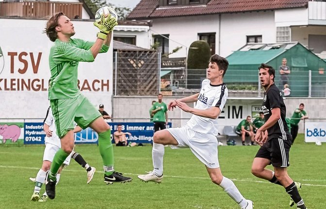 Dennis Führer hält den Ball und den Sieg für den TSV Kleinglattbach fest, für Emre Eren (in Weiß) und den VfR ist der Abstieg besiegelt.  Foto: Simecek