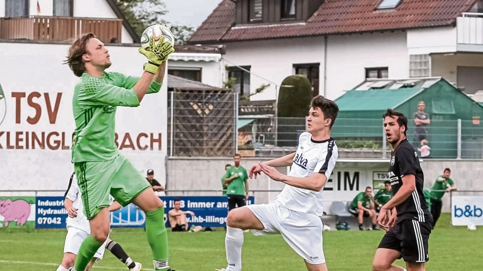 Dennis Führer hält den Ball und den Sieg für den TSV Kleinglattbach fest, für Emre Eren (in Weiß) und den VfR ist der Abstieg besiegelt. Foto: Simecek Dennis Führer hält den Ball und den Sieg für den TSV Kleinglattbach fest, für Emre Eren (in Weiß) und den VfR ist der Abstieg besiegelt. Foto: Simecek