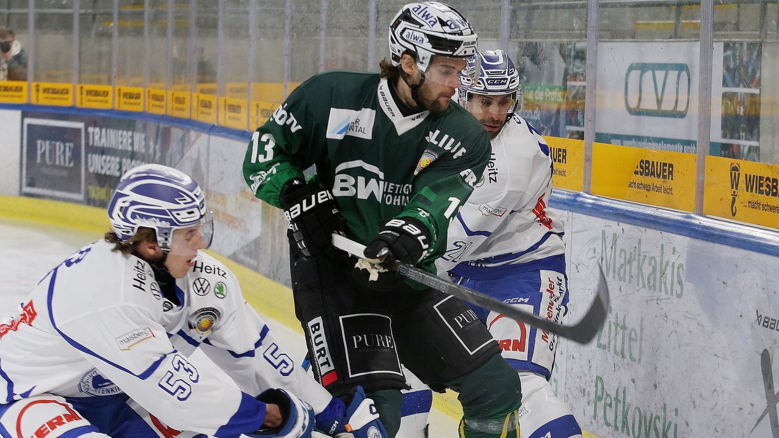 Ist auch nicht von zwei Riesserseer Gegenspielern zu stoppen: Christoph Kiefersauer (Mitte) von den Bietigheim Steelers. Foto: Baumann Ist auch nicht von zwei Riesserseer Gegenspielern zu stoppen: Christoph Kiefersauer (Mitte) von den Bietigheim Steelers. Foto: Baumann