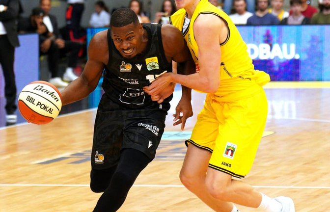 Die Riesen Ludwigsburg&nbsp; um Yorman Polas Bartolo (li., gegen Paul Viefhues) gewinnen gegen die Kirchheim Knights und stehen im Pokal-Achtelfinale.<span class='image-autor'>Baumann</span>