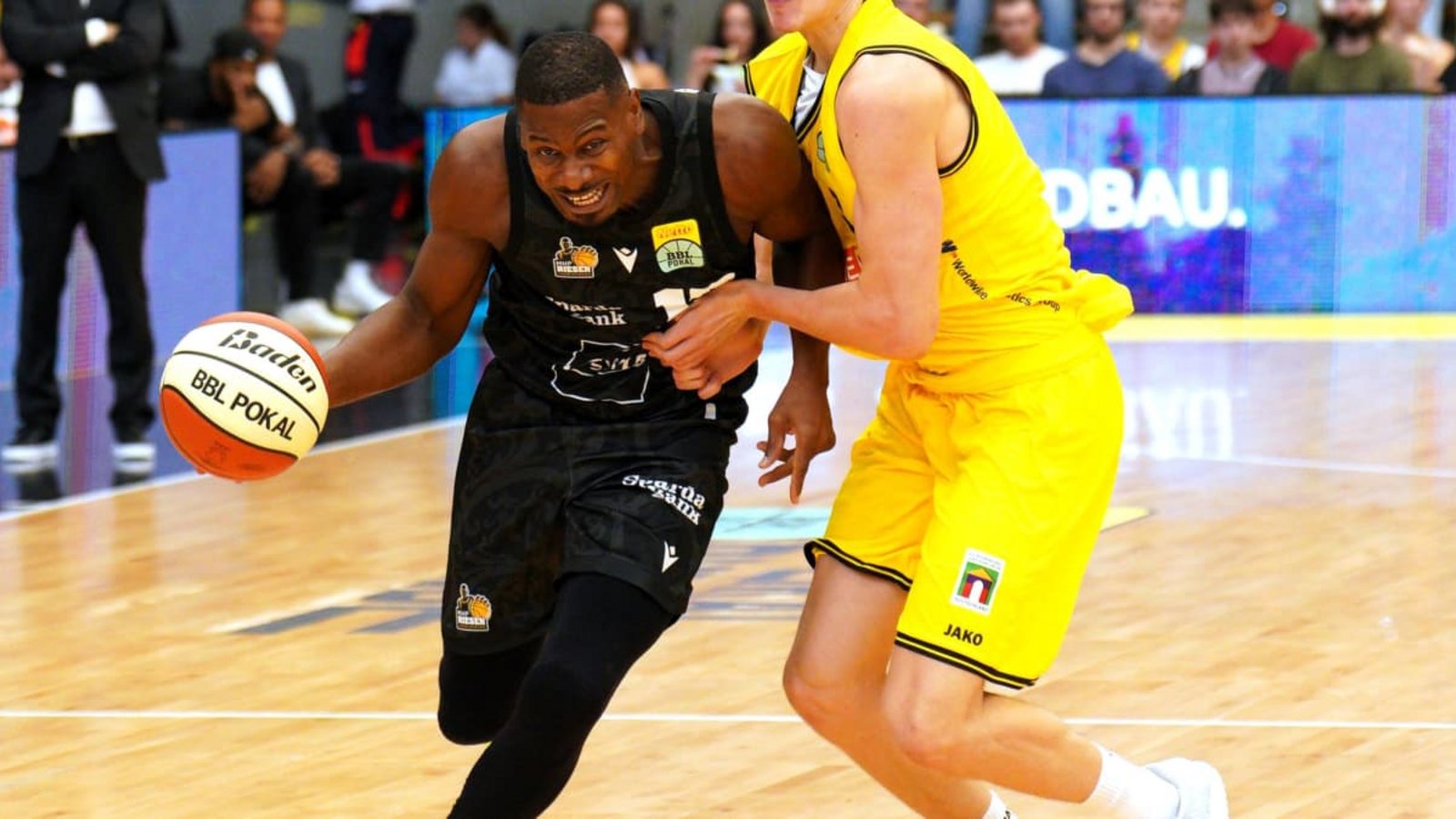 Die Riesen Ludwigsburg um Yorman Polas Bartolo (li., gegen Paul Viefhues) gewinnen gegen die Kirchheim Knights und stehen im Pokal-Achtelfinale.Baumann Die Riesen Ludwigsburg um Yorman Polas Bartolo (li., gegen Paul Viefhues) gewinnen gegen die Kirchheim Knights und stehen im Pokal-Achtelfinale.Baumann