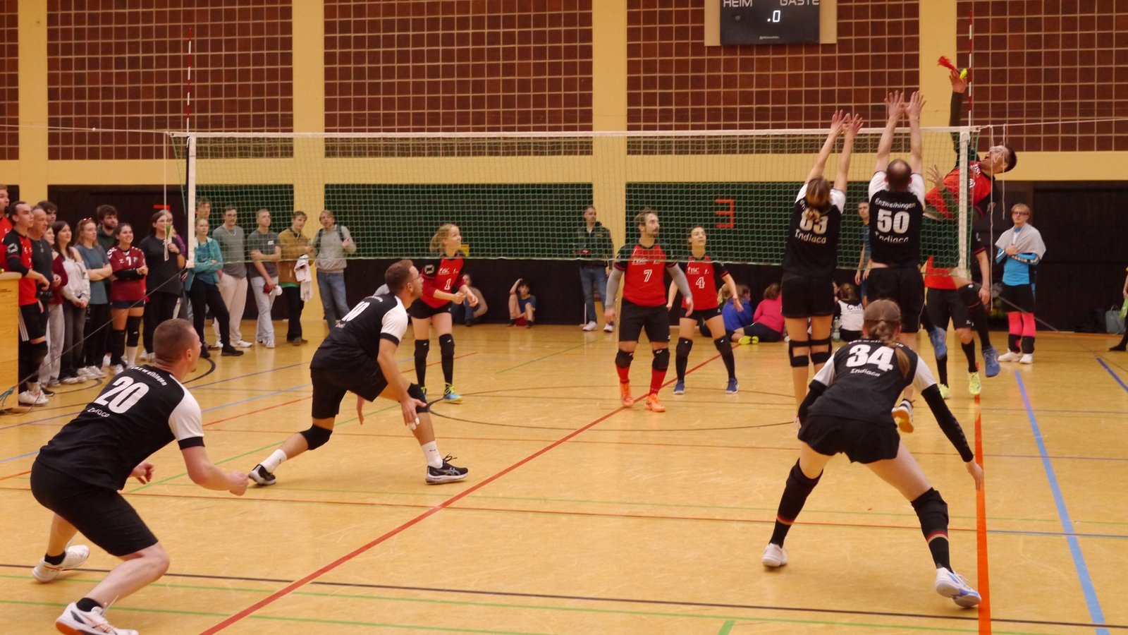 Gegen Reichertshausen wehrt sich der TSV Enzweihingen (schwarze Trikots) im Finale nach Kräften, muss sich am Ende aber dennoch geschlagen geben. Foto: privat Gegen Reichertshausen wehrt sich der TSV Enzweihingen (schwarze Trikots) im Finale nach Kräften, muss sich am Ende aber dennoch geschlagen geben. Foto: privat