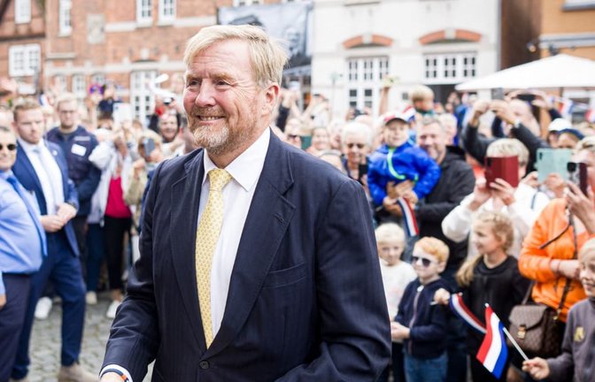 Der niederländische König Willem-Alexander bei einem Besuch im deutschen Hitzacker auf dem Marktplatz vor zahlreichen Schaulustigen.<span class='image-autor'>Moritz Frankenberg/dpa</span>