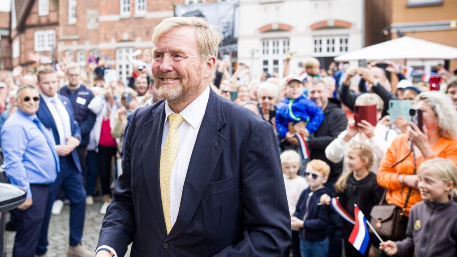 Der niederländische König Willem-Alexander bei einem Besuch im deutschen Hitzacker auf dem Marktplatz vor zahlreichen Schaulustigen.Moritz Frankenberg/dpa Der niederländische König Willem-Alexander bei einem Besuch im deutschen Hitzacker auf dem Marktplatz vor zahlreichen Schaulustigen.Moritz Frankenberg/dpa