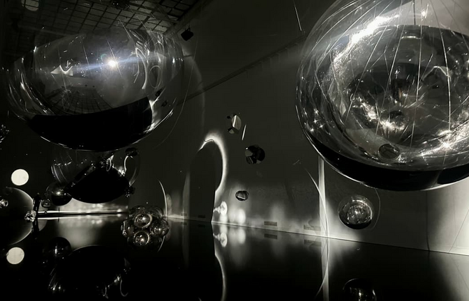 Installation in der Ausstellung "Verwobene Welten" von Tomás Saraceno im Haus der Kunst in München<span class='image-autor'>Haus der Kunst München, 2026/Jan Sellner</span>