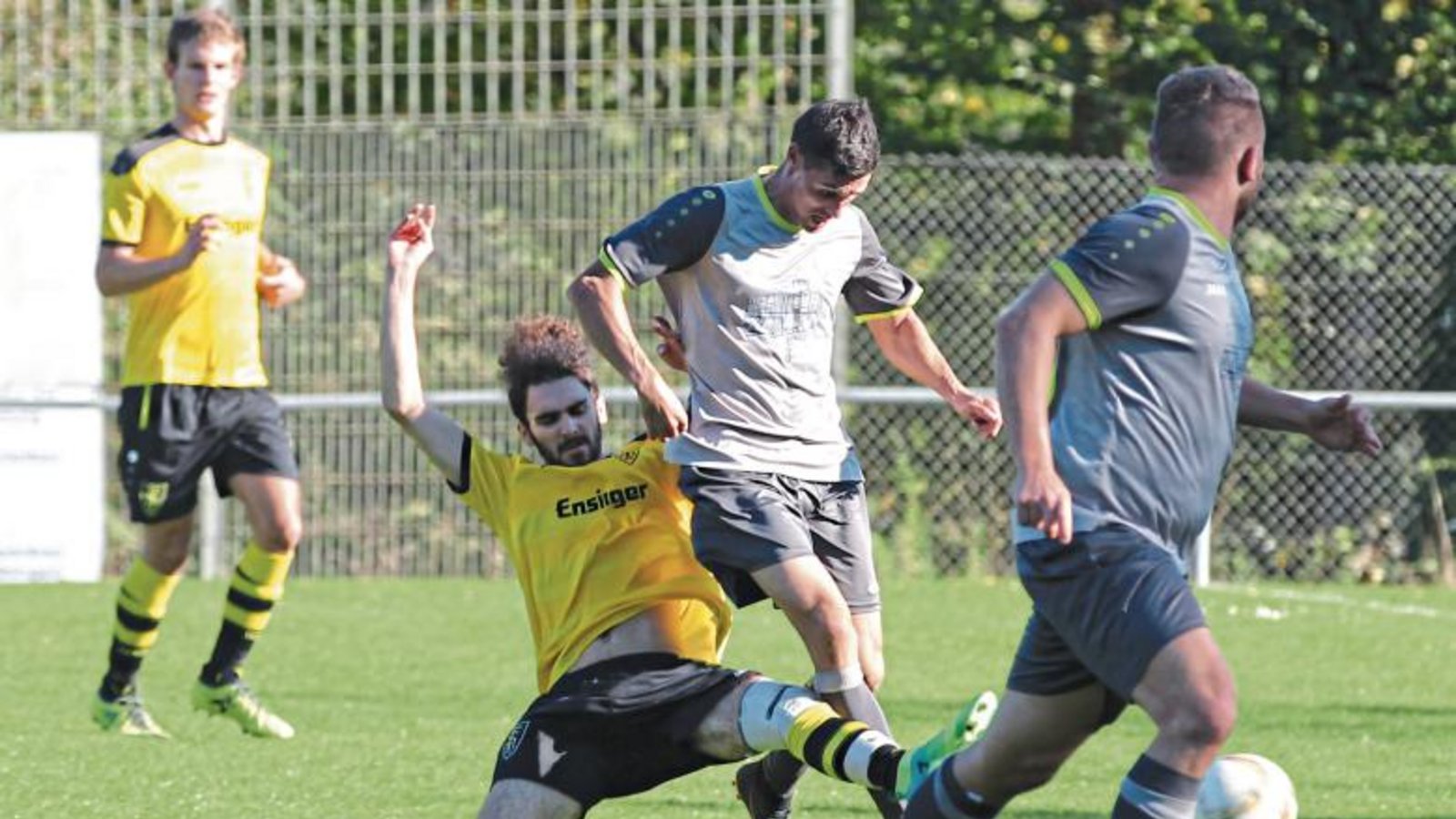 An der Einstellung von Marc Solar (Mitte) und den Spielern des TSV Ensingen liegt es nicht, dass sich aktuell Siege und Niederlagen abwechseln, ist sich Trainer Siegfried Blum sicher. Foto: Nachreiner An der Einstellung von Marc Solar (Mitte) und den Spielern des TSV Ensingen liegt es nicht, dass sich aktuell Siege und Niederlagen abwechseln, ist sich Trainer Siegfried Blum sicher. Foto: Nachreiner