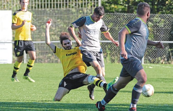 An der Einstellung von Marc Solar (Mitte) und den Spielern des TSV Ensingen liegt es nicht, dass sich aktuell Siege und Niederlagen abwechseln, ist sich Trainer Siegfried Blum sicher. Foto: Nachreiner