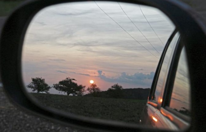 Abendansicht von der Höhe in Aurich aus im Rückspiegel betrachtet.  Foto: Rücker