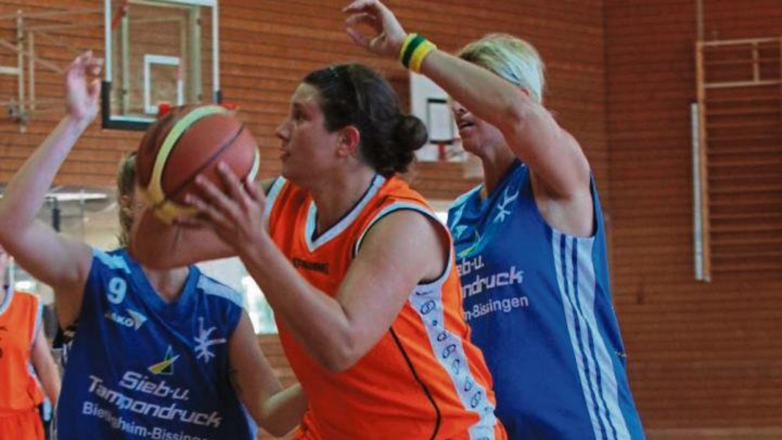 Andrea Schneider (Mitte) arbeitete hart unter den Körben. Doch oftmals sah sich die Centerspielerin der BSG Vaihingen/Sachsenheim mehreren Gegenspielerinnen gegenüber. Foto: Nachreiner Andrea Schneider (Mitte) arbeitete hart unter den Körben. Doch oftmals sah sich die Centerspielerin der BSG Vaihingen/Sachsenheim mehreren Gegenspielerinnen gegenüber. Foto: Nachreiner