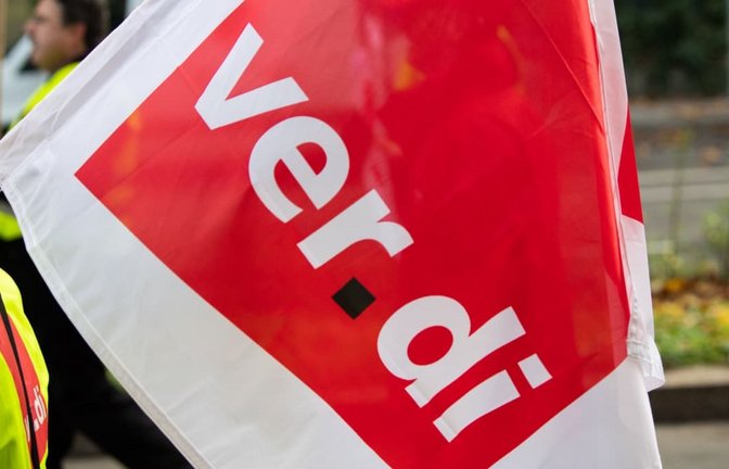 Eine Verdi-Flagge ist auf einer Demonstration zu sehen. (Archivbild)<span class='image-autor'>Tom Weller/dpa</span>