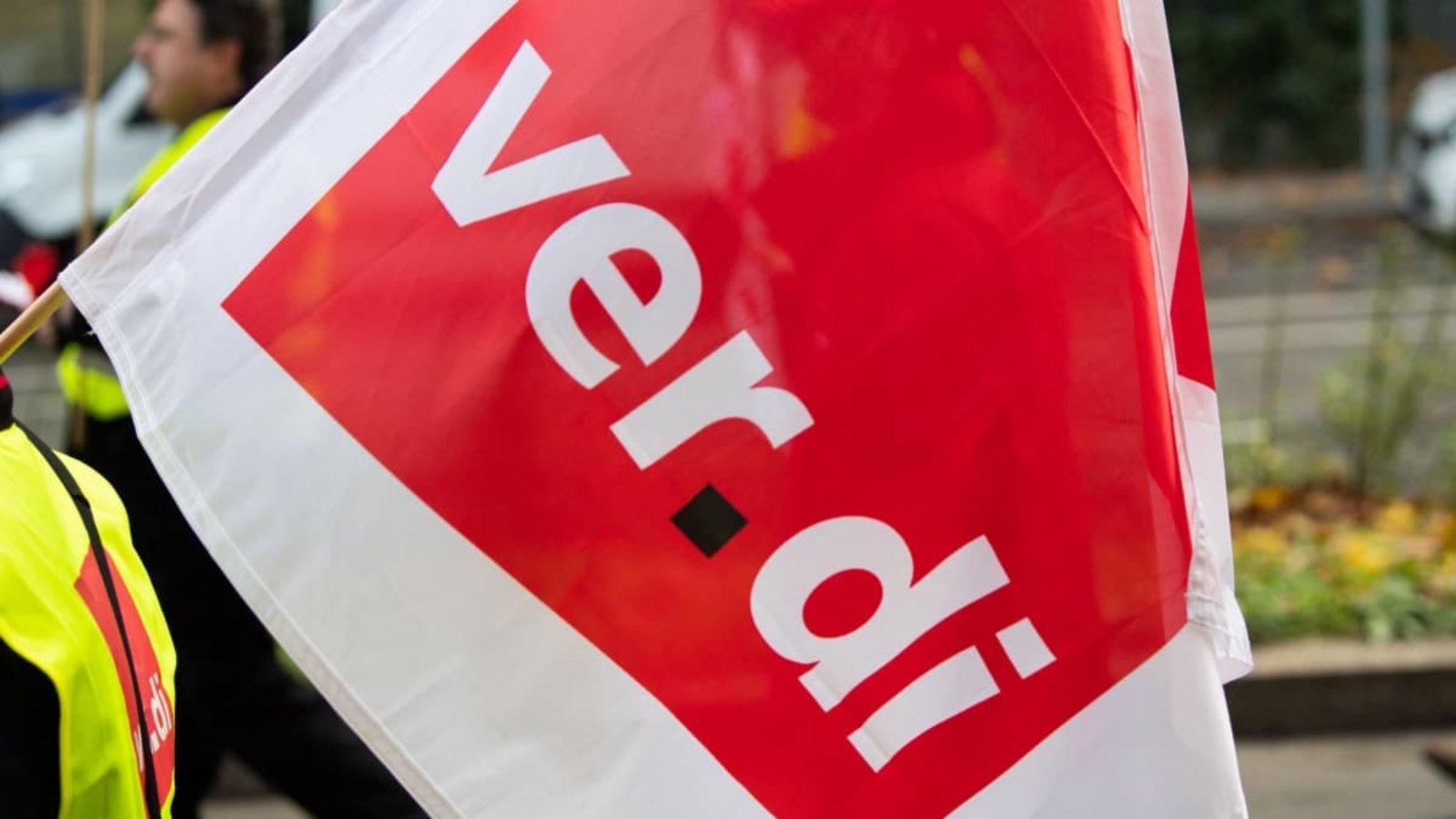 Eine Verdi-Flagge ist auf einer Demonstration zu sehen. (Archivbild)Tom Weller/dpa Eine Verdi-Flagge ist auf einer Demonstration zu sehen. (Archivbild)Tom Weller/dpa