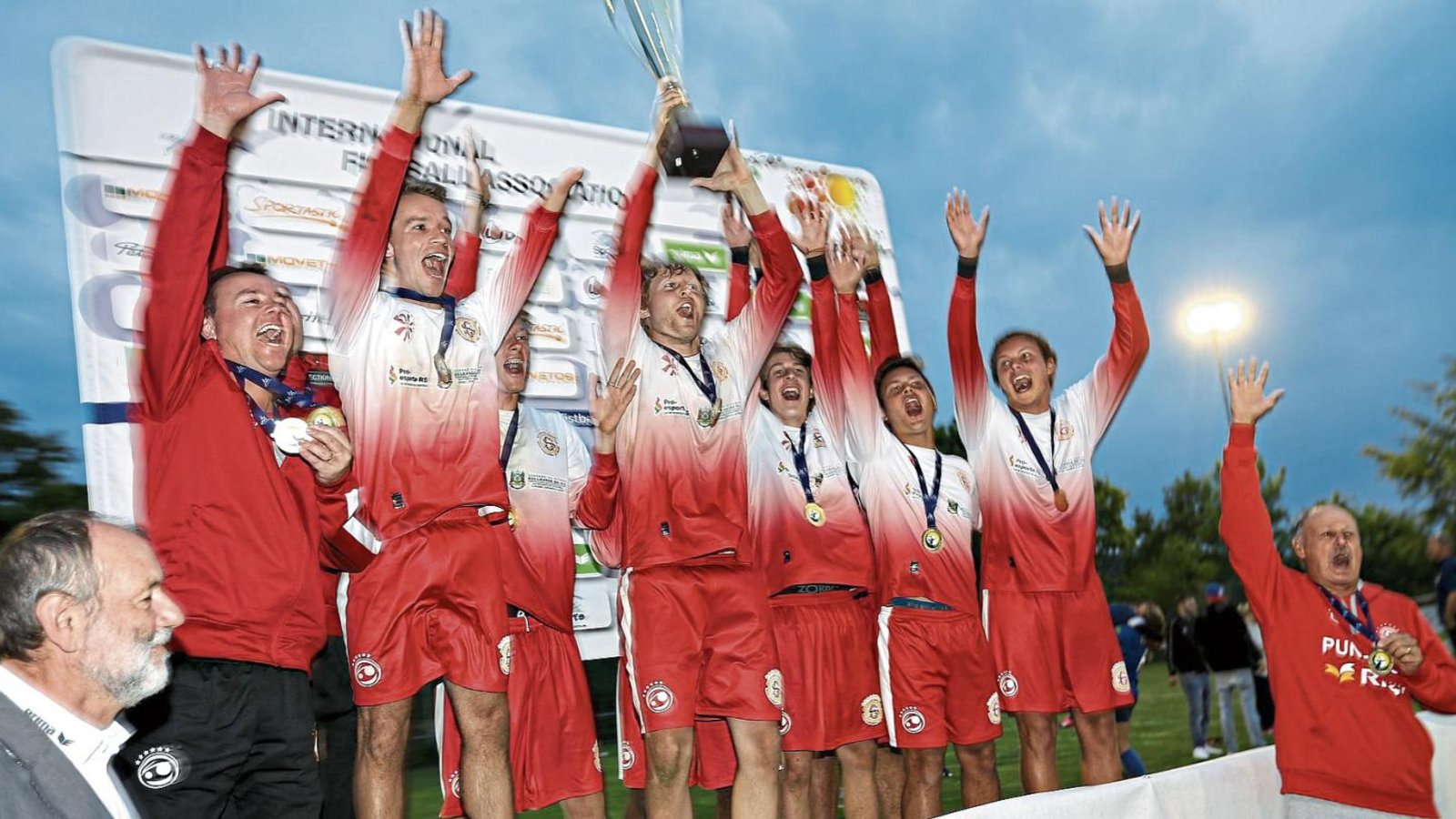 Grenzenloser Jubel: Die Spieler der SG Novo Hamburgo strecken den Weltpokal nach dem Finalsieg beim Worldtour-Finale gegen den STV Wigoltingen in den Vaihinger Nachthimmel. Foto: Küppers