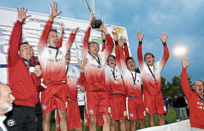 Grenzenloser Jubel: Die Spieler der SG Novo Hamburgo strecken den Weltpokal nach dem Finalsieg beim Worldtour-Finale gegen den STV Wigoltingen in den Vaihinger Nachthimmel. Foto: Küppers