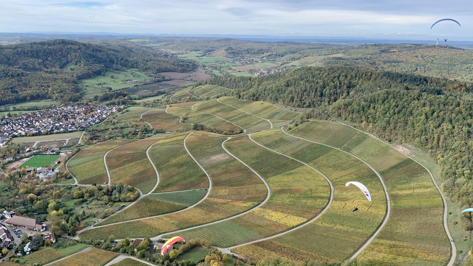 hohenhaslacher gleitschirm und drachenflieger blick über hohenhaslach kirbachtal