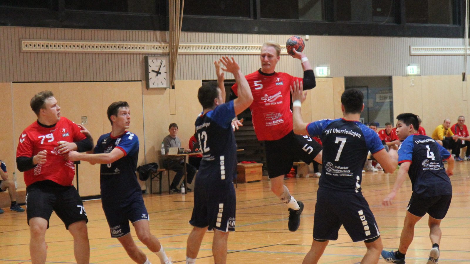 Marco Wuerl vom HC Metter-Enz setzt sich gegen die Oberriexinger Verteidiger durch und erzielt einen seiner sieben Treffer. Foto: Dittrich