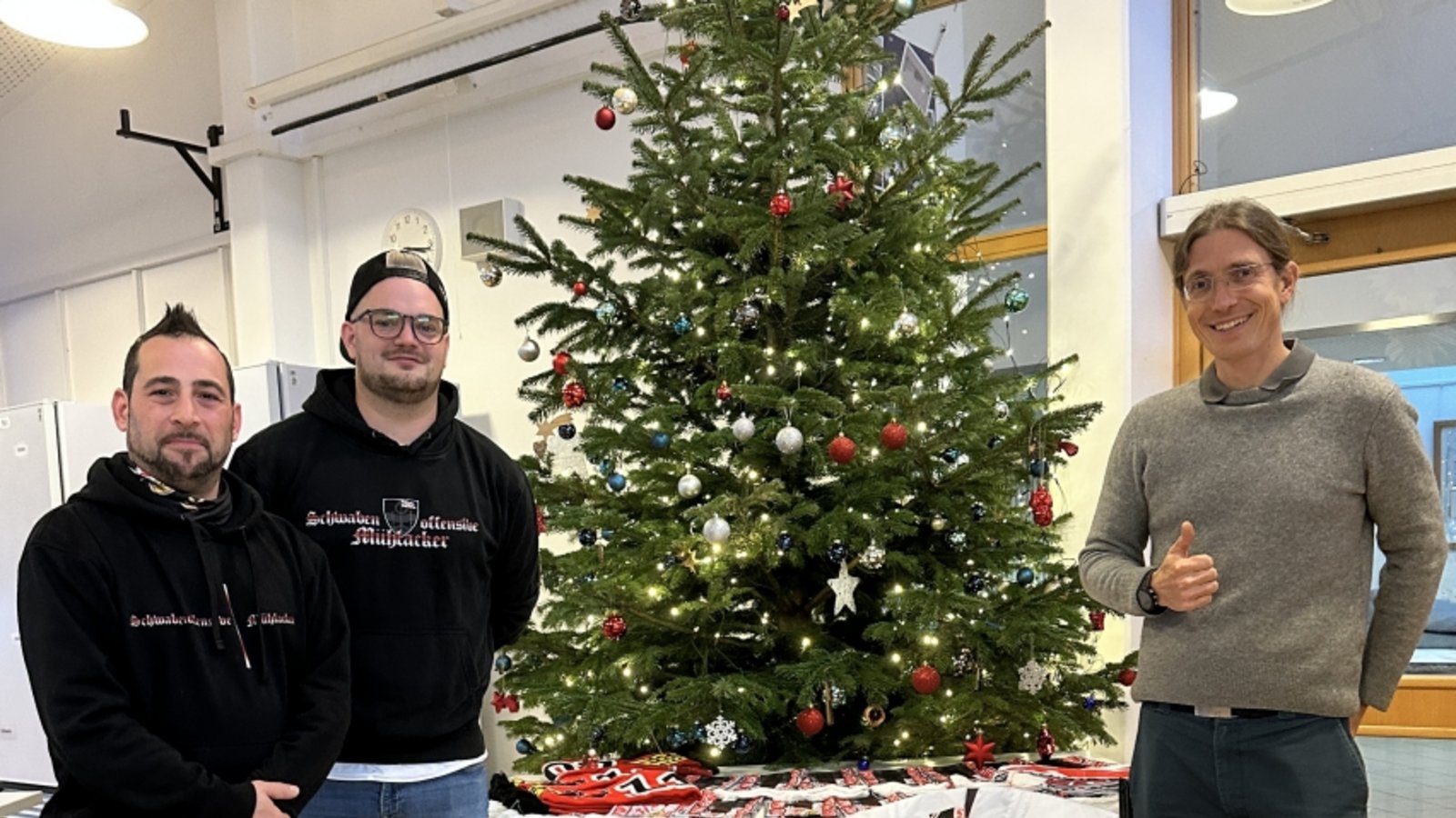 Schals und Regenjacken für die Lebenshilfe (von links): Ioannis Grigoriadis, Matthias Rößler und Daniel Mesitschek. Foto: p