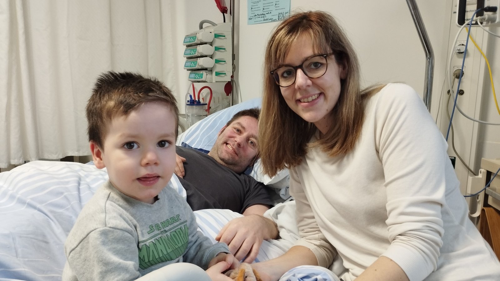 Der kleine Luis und seine Mutter Stefanie sind froh, wenn sich Dominic Schlosshauer wieder schnell von seinem Schlaganfall erholt. Foto: RKH/Baumeister