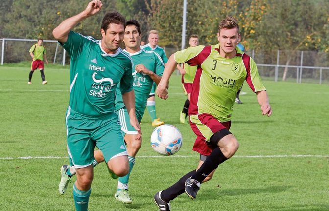 Marvin Wamsler (rechts, gegen Iptingens Marco Kastner) eilt mit dem VfR Sersheim von Sieg zu Sieg. Auch gegen Illingen? Foto: Bürkle