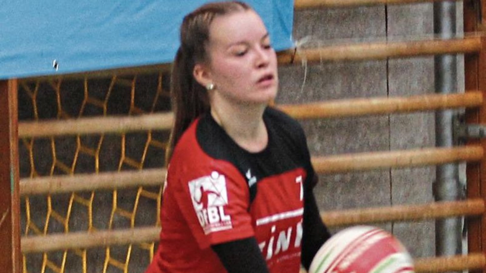 Aus einer sicheren Abwehr heraus haben die Faustballerinnen des TV Vaihingen mit Nienke Maisch sauber aufgebaut und beide Spiele am Wochenende gewonnen. Foto: Archiv/Nachreiner