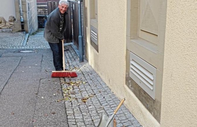 Feste Laub fegen, wie dieser Vaihinger, ist zunehmend angesagt.  Foto: Rücker