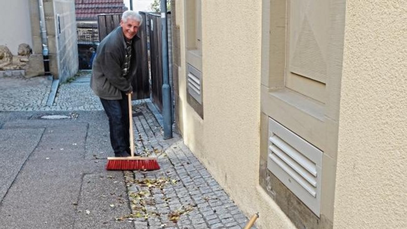 Feste Laub fegen, wie dieser Vaihinger, ist zunehmend angesagt.  Foto: Rücker