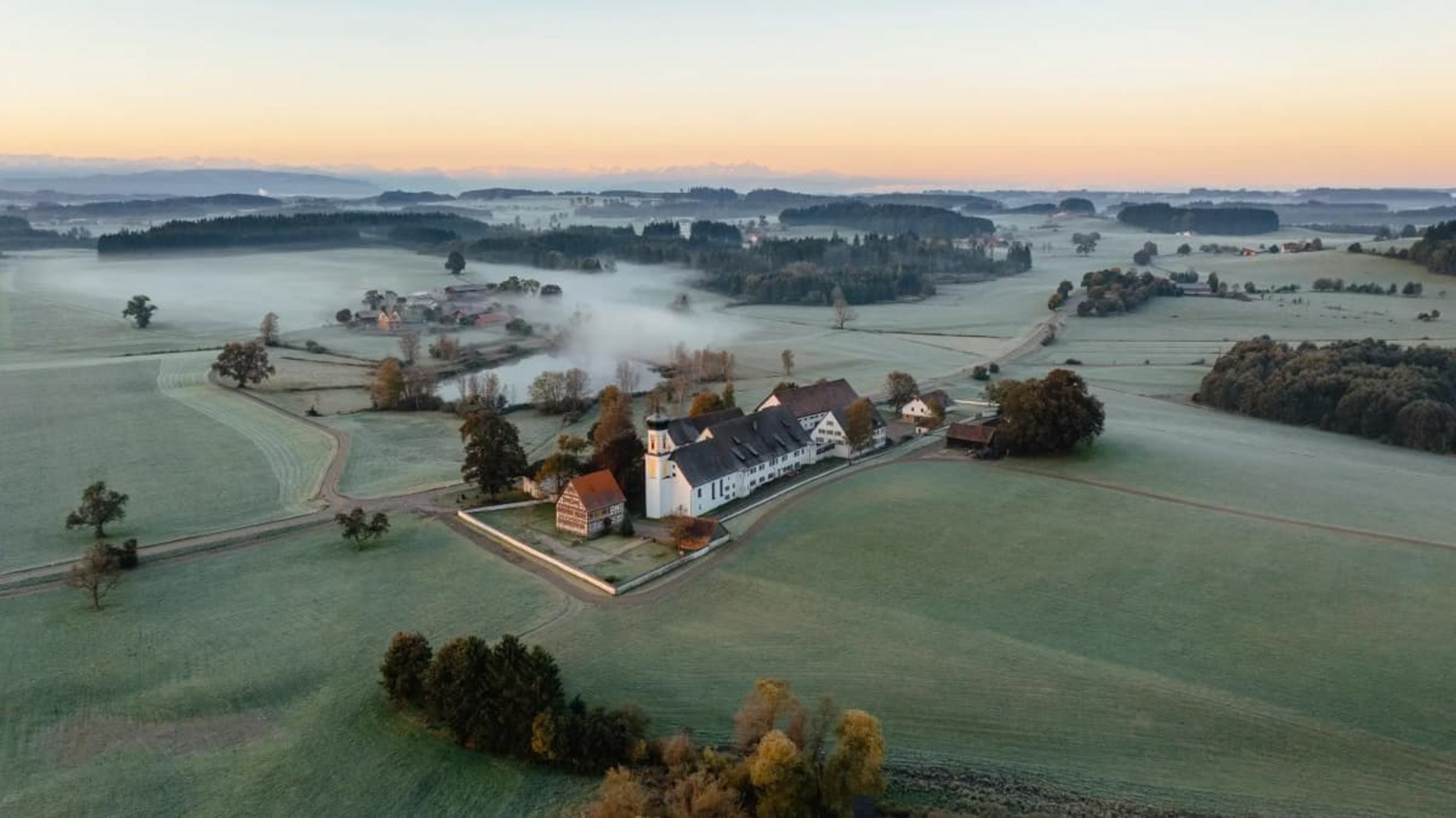 Vor den Toren von Kißlegg, zwischen Leutkirch und Wangen, entsteht die „Heimat Bärenweiler“. Erstmals urkundlich erwähnt wurde der Ort anno 1200 als „Bernwilla“.Paddy Schmitt Vor den Toren von Kißlegg, zwischen Leutkirch und Wangen, entsteht die „Heimat Bärenweiler“. Erstmals urkundlich erwähnt wurde der Ort anno 1200 als „Bernwilla“.Paddy Schmitt