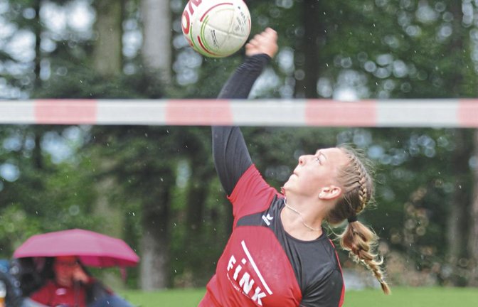 Merle Bremer spielt den Ball für den TVV druckvoll über die Leine. Nur beim Matchball für Käfertal misslingt der Schlag. Foto: Archiv/Nachreiner