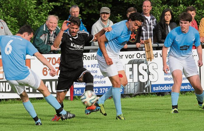 Immer wieder hat Danny Decker (Zweiter von links) gleich mehrere Gegenspieler ausgetanzt. In der Verlängerung wurde er dann zum Mann des Tages. Er erzielte den Siegtreffer. Fotos: Nachreiner