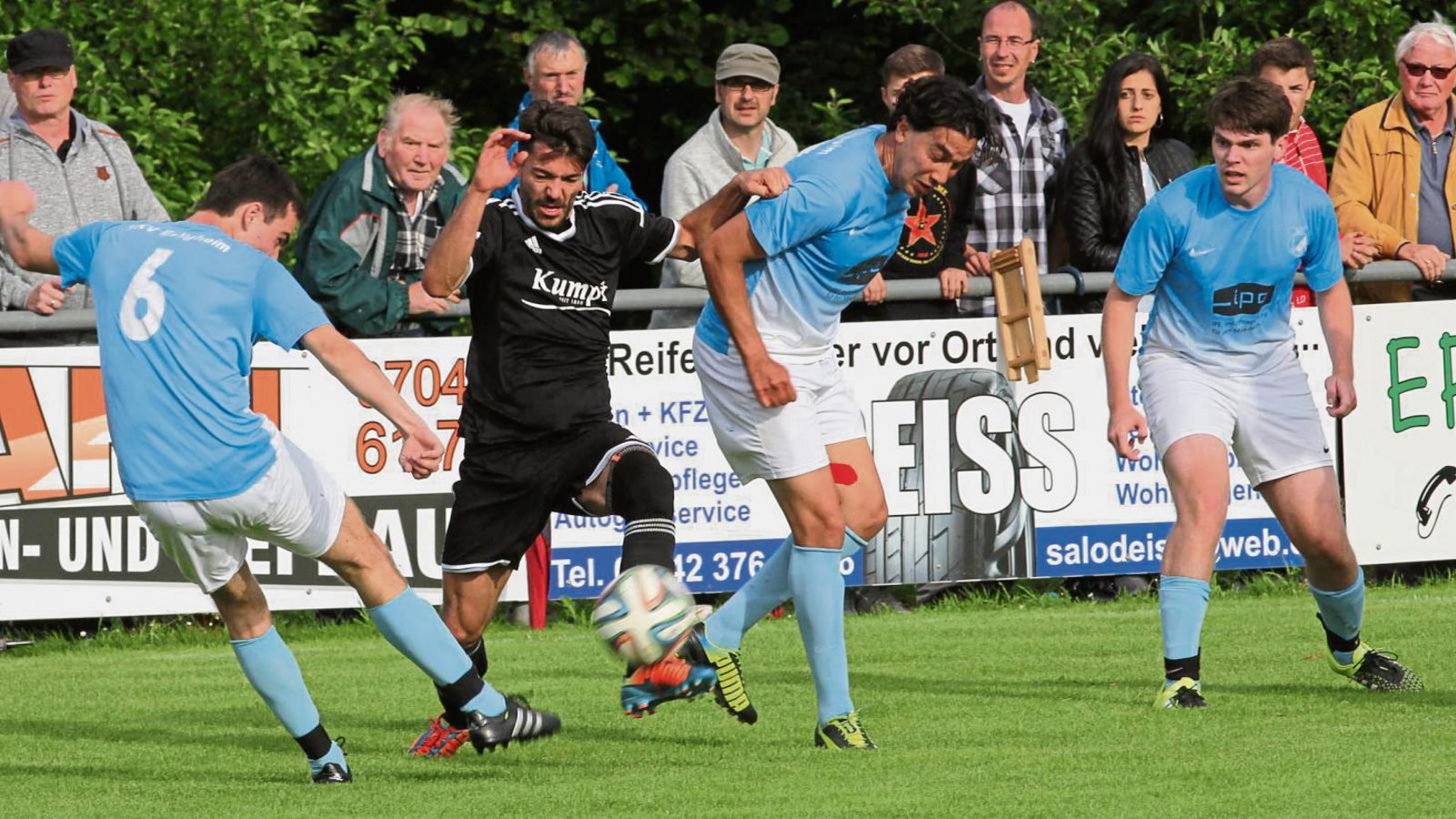 Immer wieder hat Danny Decker (Zweiter von links) gleich mehrere Gegenspieler ausgetanzt. In der Verlängerung wurde er dann zum Mann des Tages. Er erzielte den Siegtreffer. Fotos: Nachreiner Immer wieder hat Danny Decker (Zweiter von links) gleich mehrere Gegenspieler ausgetanzt. In der Verlängerung wurde er dann zum Mann des Tages. Er erzielte den Siegtreffer. Fotos: Nachreiner