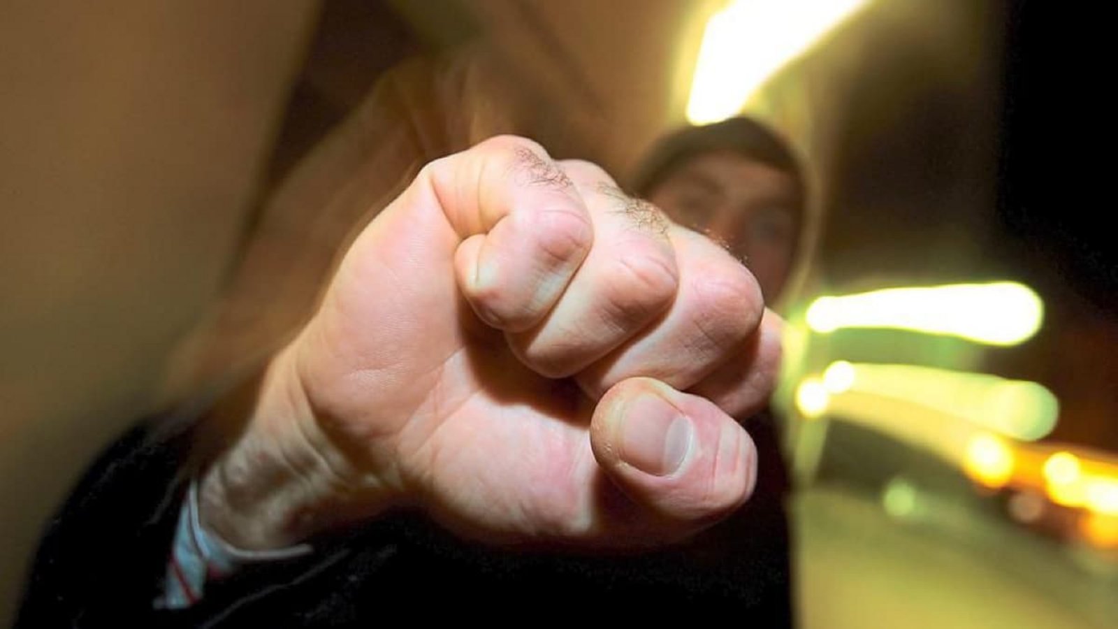 Schlägerei Streit Gewalt Faust Blaulicht Symbolfoto Schwabo LZ OVHildebrand