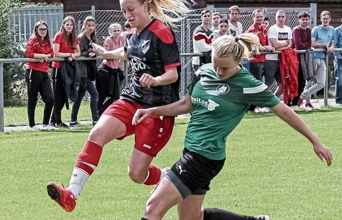 Marie Pfaffeneder (links), die Schützin des 2:2-Ausgleichstreffers, wird hier von ihrer Stuttgarter Gegenspielerin Jennifer Hofmann vom Ball getrennt. Foto: Simecek