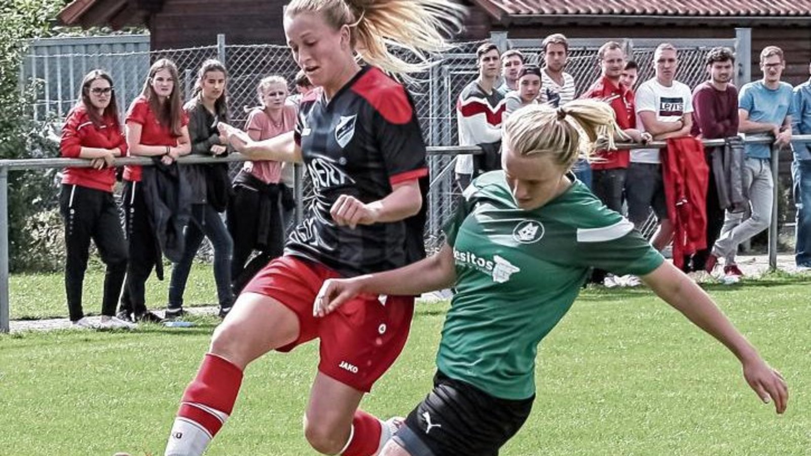 Marie Pfaffeneder (links), die Schützin des 2:2-Ausgleichstreffers, wird hier von ihrer Stuttgarter Gegenspielerin Jennifer Hofmann vom Ball getrennt. Foto: Simecek Marie Pfaffeneder (links), die Schützin des 2:2-Ausgleichstreffers, wird hier von ihrer Stuttgarter Gegenspielerin Jennifer Hofmann vom Ball getrennt. Foto: Simecek