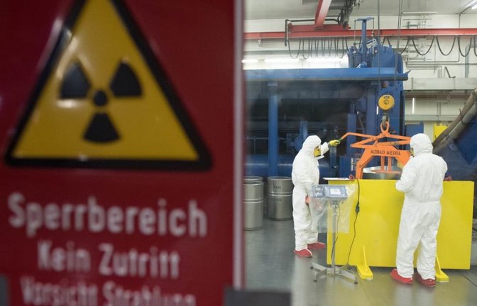 Bislang liegen die hochradioaktiven Abfälle in Zwischenlagern. Doch in den 2030ern laufen die ersten Genehmigungen aus.<span class='image-autor'>picture alliance / Stefan Sauer/dpa</span>
