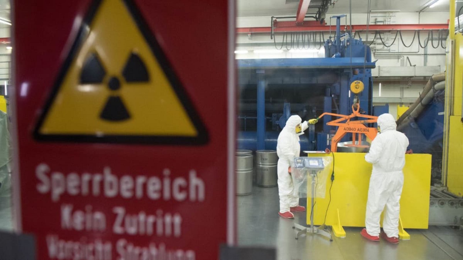 Bislang liegen die hochradioaktiven Abfälle in Zwischenlagern. Doch in den 2030ern laufen die ersten Genehmigungen aus.picture alliance / Stefan Sauer/dpa Bislang liegen die hochradioaktiven Abfälle in Zwischenlagern. Doch in den 2030ern laufen die ersten Genehmigungen aus.picture alliance / Stefan Sauer/dpa