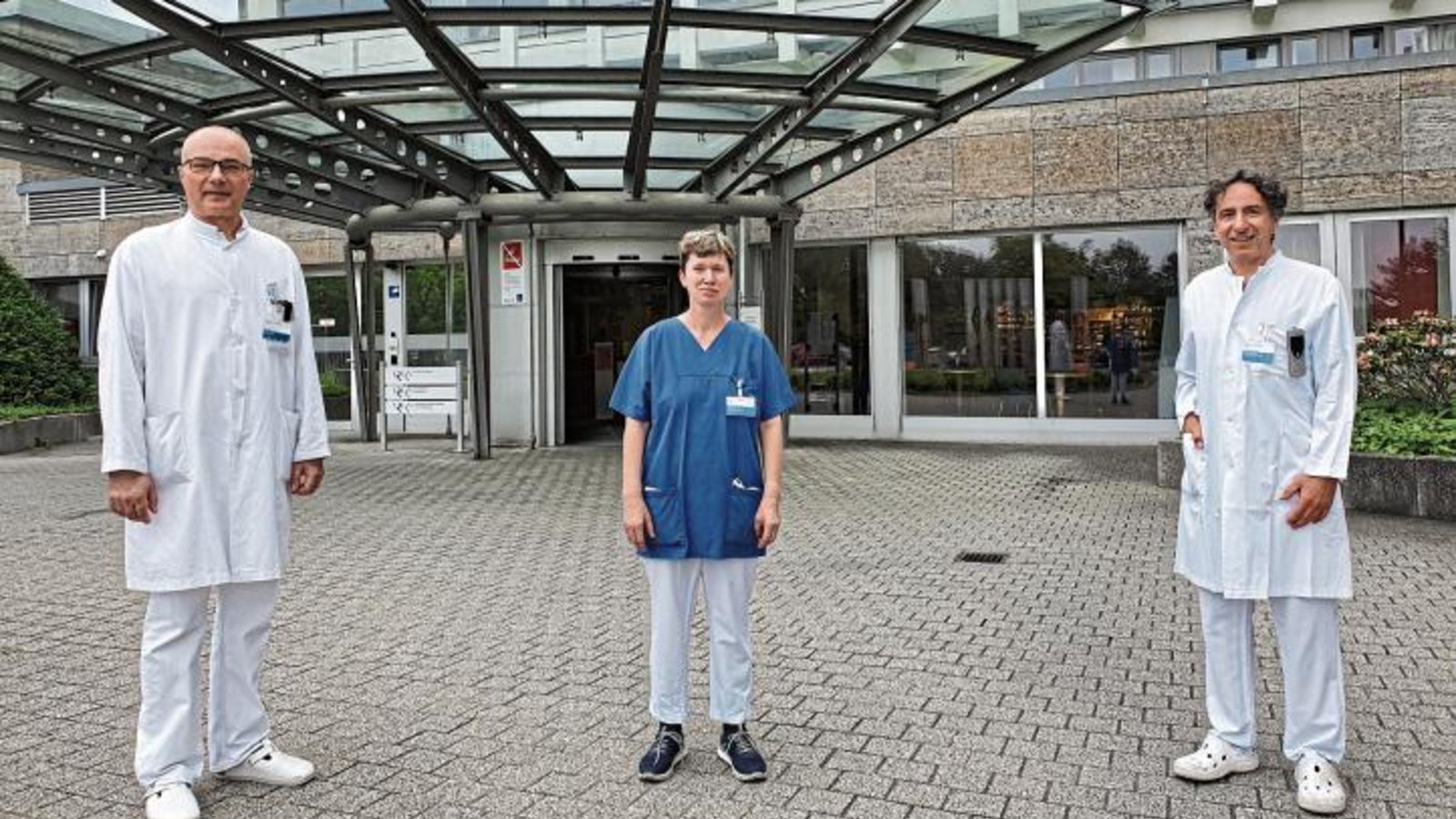 Dr. Olgierd Taler, Silvana Wenzdorfer, Pflegedienst, und Roman Dettmann (von links) ziehen ein positive Bilanz zum Modell der Alterstraumatologie im RKH Krankenhaus Mühlacker. Foto: p Dr. Olgierd Taler, Silvana Wenzdorfer, Pflegedienst, und Roman Dettmann (von links) ziehen ein positive Bilanz zum Modell der Alterstraumatologie im RKH Krankenhaus Mühlacker. Foto: p