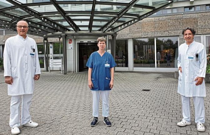 Dr. Olgierd Taler, Silvana Wenzdorfer, Pflegedienst, und Roman Dettmann (von links) ziehen ein positive Bilanz zum Modell der Alterstraumatologie im RKH Krankenhaus Mühlacker. Foto: p