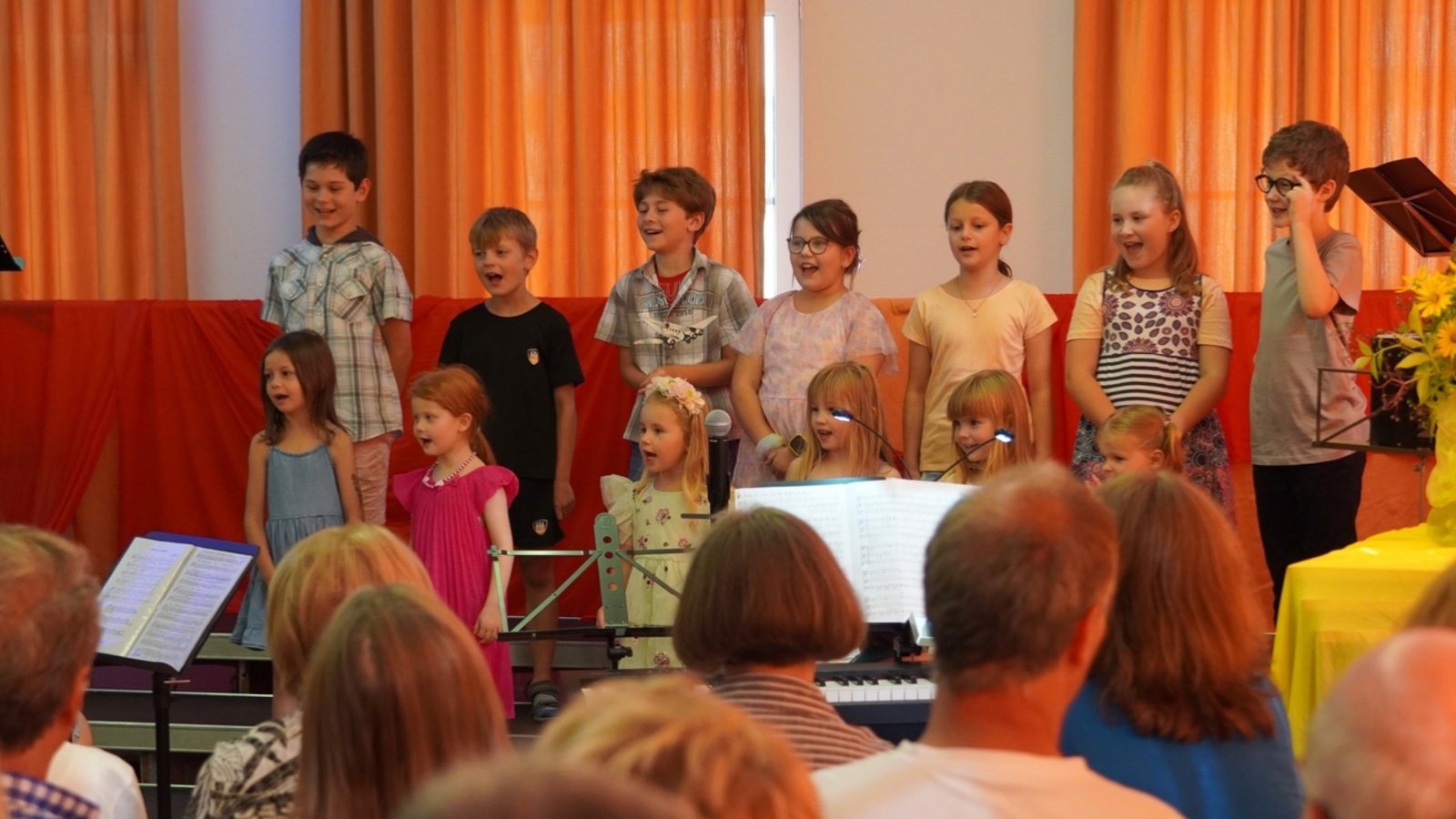 Die Kleinen ganz groß auf der Bühne: die Wachtkopfspatzen des Liederkranzes.  Foto: p