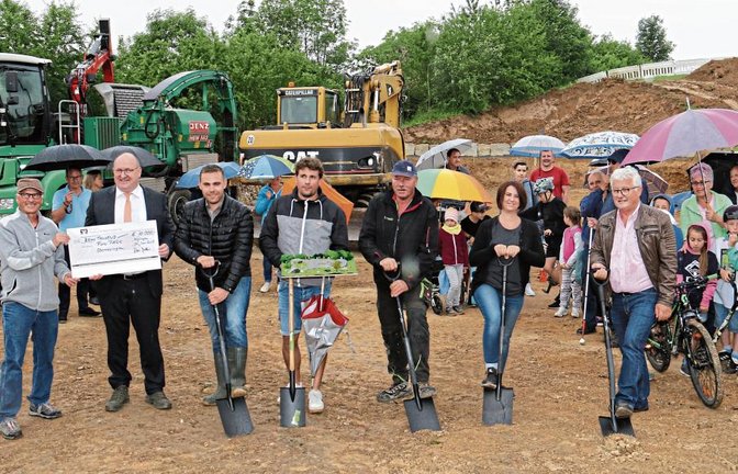 Beim Spatenstich in der vorderen Reihe (von links): Gemeinderat Roger Hess, Klaus Schönthaler von der VR-Bank Asperg-Markgröningen, Bürgermeister Frank Wittendorfer, Pumptrack-Bauer Konrad Willar, Armin Schmid von der Firma Schmid, Meike Lischka von der Elterninitiative und Uwe Müller vom Planungsbüro KMB aus Ludwigsburg.  Fotos: Rücker,
