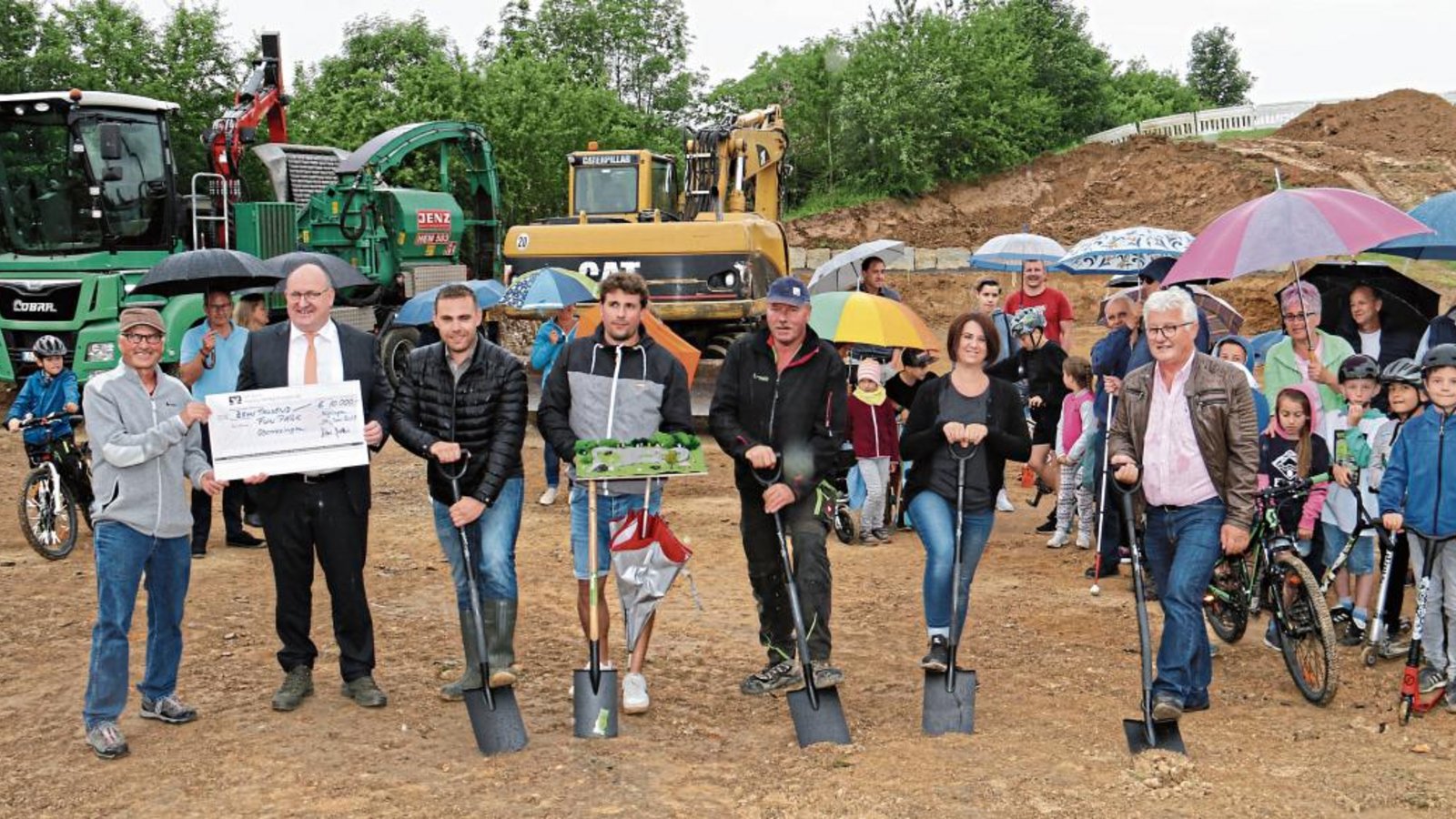 Beim Spatenstich in der vorderen Reihe (von links): Gemeinderat Roger Hess, Klaus Schönthaler von der VR-Bank Asperg-Markgröningen, Bürgermeister Frank Wittendorfer, Pumptrack-Bauer Konrad Willar, Armin Schmid von der Firma Schmid, Meike Lischka von der Elterninitiative und Uwe Müller vom Planungsbüro KMB aus Ludwigsburg.  Fotos: Rücker,