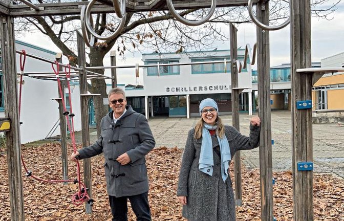 Am Tag nach der Amtsübergabe inspizieren der ehemalige und die neue Gesamtelternbeiratsvorsitzende die Pausenhöfe der Eberdinger Schulen.  Foto: p