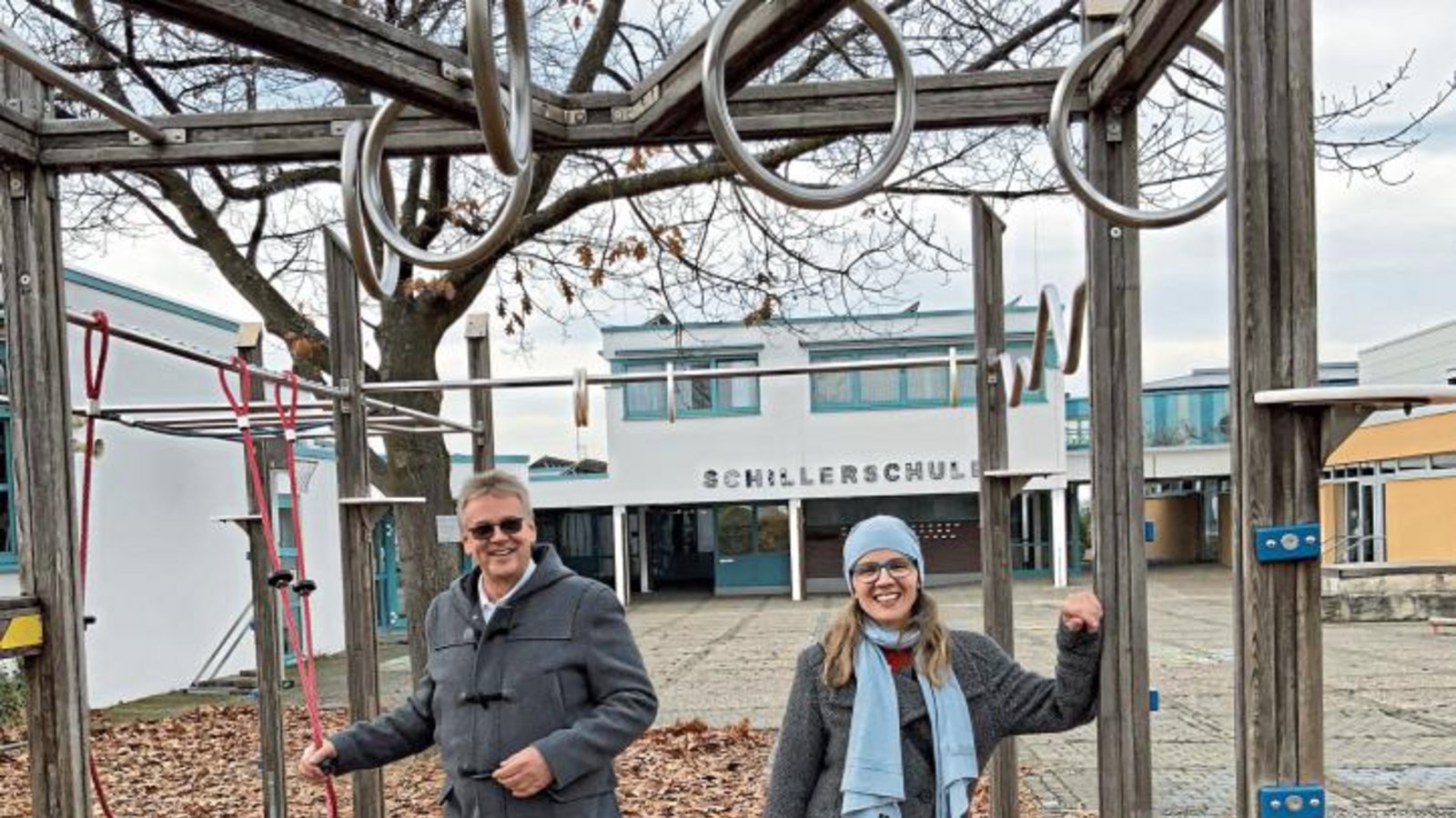 Am Tag nach der Amtsübergabe inspizieren der ehemalige und die neue Gesamtelternbeiratsvorsitzende die Pausenhöfe der Eberdinger Schulen. Foto: p Am Tag nach der Amtsübergabe inspizieren der ehemalige und die neue Gesamtelternbeiratsvorsitzende die Pausenhöfe der Eberdinger Schulen. Foto: p