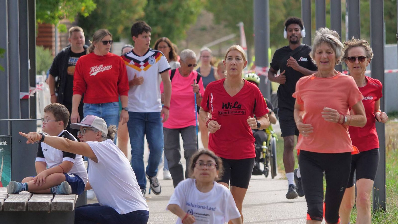 Laufend oder gehend absolvieren die Teilnehmer die 369 Meter langen Runden. Laufend oder gehend absolvieren die Teilnehmer die 369 Meter langen Runden.